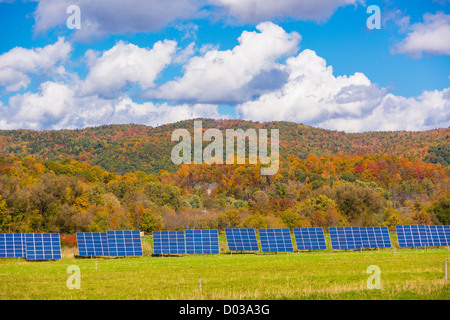 HINESBURG, Vermont, USA - pannelli solari per la potenza elettrica su terreni agricoli. Foto Stock