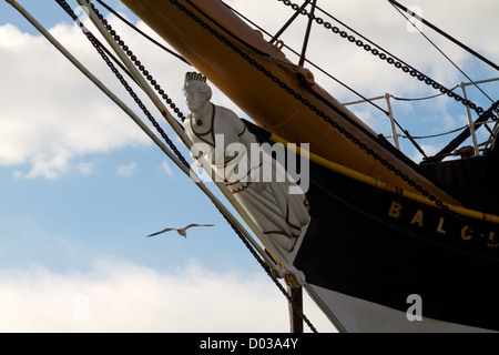 Dettaglio di prua e la polena sulla nave a vela Balclutha ancorata a San Francisco, California Foto Stock