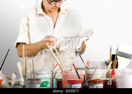 Immagine di un vasaio verniciatura di un pezzo di argilla Foto Stock