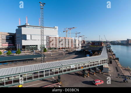 Vista dalla Tallink ferry attraverso Jätkäsaari area di Helsinki, dove alcuni importanti nuovi sviluppi sono in costruzione Foto Stock