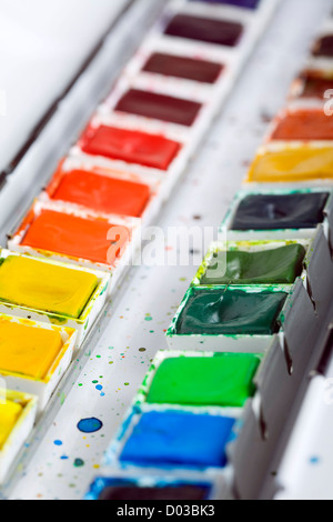 Close up artistico aquarell vernici in una scatola di metallo Foto Stock
