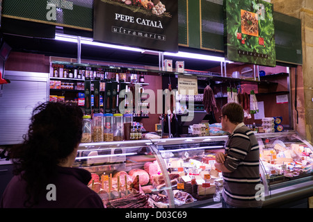 Una bancarella vendendo i formaggi del Mercato Comunale Hall nella Città Vecchia di Javea, Spagna. Foto Stock