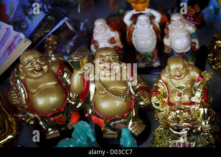 Sett. 7, 2012 - Los Angeles, California, Stati Uniti - Piccole statue di Buddha in vendita presso una delle aziende cinesi su Venerdì, Settembre 7, 2012 nel quartiere di Chinatown di Los Angeles, California. La costruzione di un Wal-Mart in Chinatown ha provocato polemiche, con gruppi di lavoro e piccole imprese vedendo un'ingiunzione per fermare la costruzione del negozio, altri benvenuti la introduzione di un moderno e completo a un negozio di alimentari. (Credito Immagine: © Patrick Fallon/ZUMAPRESS.com) Foto Stock