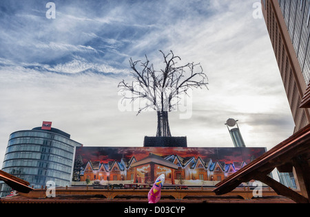 Un albero di Natale al mercatino di Natale a Bahnhof Potsdamerplatz a Berlino Foto Stock
