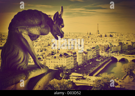 Panorama di Parigi, Francia. Vista sulla Torre Eiffel e sulla Senna dalla Cattedrale di Notre Dame con gargoyle. Retrò, vintage Foto Stock