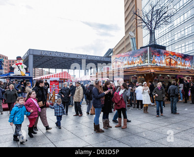 La folla godendo il Mercato di Natale al Bahnhof Potsdamerplatz a Berlino Foto Stock