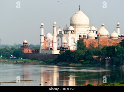 Taj Mahal sulle rive del fiume Yamuna Agra Uttar Pradesh, India Foto Stock