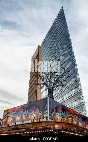 Un albero di Natale al mercatino di Natale a Bahnhof Potsdamerplatz a Berlino Foto Stock