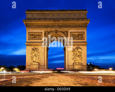Parigi di notte - Arco di Trionfo, Francia. Vista dall'Avenue des Champs-Elysees Foto Stock