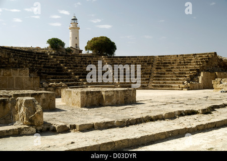 Antica Nea Paphos, rovine romane, Odeon, Paphos con moderni faro in background Foto Stock