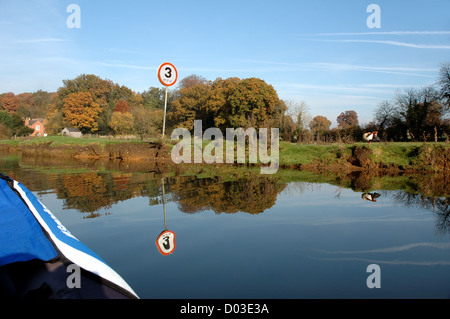 Il limite massimo di velocità sul fiume Bure vicino Coltishall, Norfolk Broads National Park Foto Stock