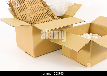 Scatola di cartone isolato su bianco con tracciato di ritaglio Foto Stock