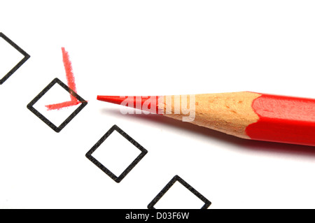 Servizio clienti sondaggio con matita rossa e la casella di controllo mostra il concetto di soddisfazione Foto Stock