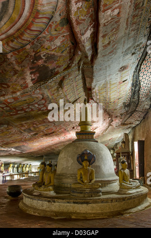 Stupa circondato da immagini di Buddha all'interno della grotta di Dambulla Tempio Dambulla, Sri Lanka Foto Stock