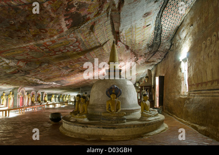 Stupa circondato da immagini di Buddha all'interno della grotta di Dambulla Tempio Dambulla, Sri Lanka Foto Stock