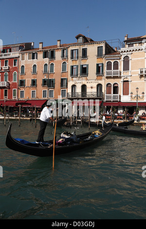 Gondole e gondolieri sul Grand Canal ristoranti affacciato sul Ponte di Rialto Venezia Italia in autunno Foto Stock