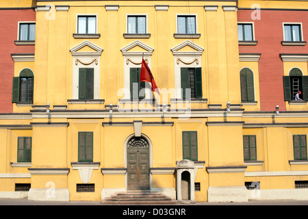Edificio amministrativo a Tirana, la capitale dell'Albania. Foto Stock