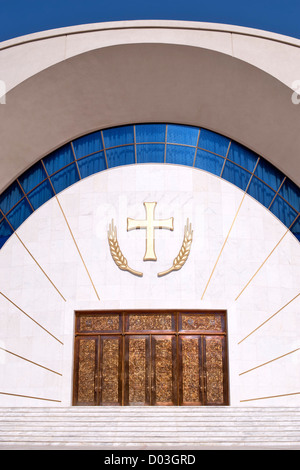 Ingresso alla risurrezione di Cristo cattedrale ortodossa a Tirana, la capitale dell'Albania. Foto Stock