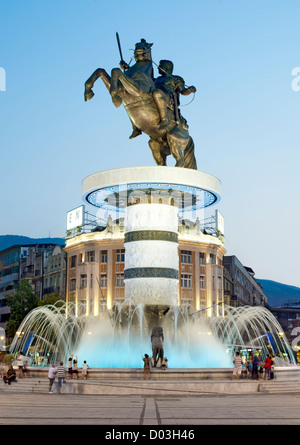 'Warrior su un cavallo', un 28 metri di alta fontana nel centro di Skopje, la capitale della Macedonia. Foto Stock