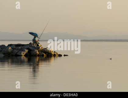 Stati Uniti, California, Salton Sea. L'uomo la pesca al tramonto in Salton Sea. Foto Stock