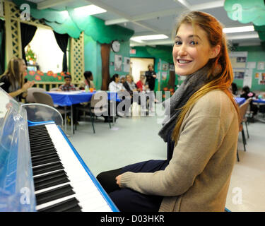 Novembre 15, 2012. Toronto, Canada. Sensazione di pianoforte Marika Bournaki esegue in ospedale per i bambini malati prima del Toronto premiere di 'Io non sono una Rock Star". Il film documentario segue Marika la carriera di età da 12 a 20 verrà prima presso il Bloor Cinema venerdì 16 novembre, 2012. Marika svolgerà un breve recital presso la premiere su un baby grand piano, un primo gran pianoforte presso il Bloor Cinema. (DCP/N8N) Foto Stock