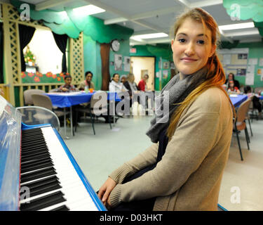 Novembre 15, 2012. Toronto, Canada. Sensazione di pianoforte Marika Bournaki esegue in ospedale per i bambini malati prima del Toronto premiere di 'Io non sono una Rock Star". Il film documentario segue Marika la carriera di età da 12 a 20 verrà prima presso il Bloor Cinema venerdì 16 novembre, 2012. Marika svolgerà un breve recital presso la premiere su un baby grand piano, un primo gran pianoforte presso il Bloor Cinema. (DCP/N8N) Foto Stock