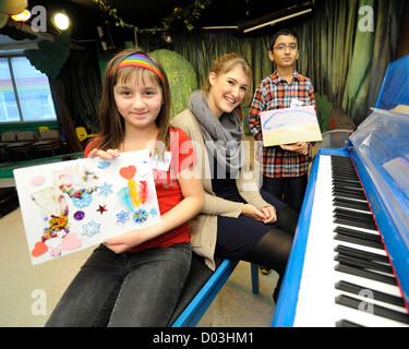 Novembre 15, 2012. Toronto, Canada. Sensazione di pianoforte Marika Bournaki esegue in ospedale per i bambini malati prima del Toronto premiere di 'Io non sono una Rock Star". Il film documentario segue Marika la carriera di età da 12 a 20 verrà prima presso il Bloor Cinema venerdì 16 novembre, 2012. Marika svolgerà un breve recital presso la premiere su un baby grand piano, un primo gran pianoforte presso il Bloor Cinema. Nella foto, Marika Bournaki con Isbael(L) e Ryan (R). (DCP/N8N) Foto Stock