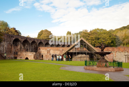 I visitatori del Museo del ferro guarda il vecchio forno e opere superiore, Coalbrookdale, Ironbridge REGNO UNITO Foto Stock