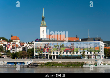 San Martin's Cathedral (aka l incoronazione chiesa) e il fiume Danubio a Bratislava, la capitale della Slovacchia. Foto Stock