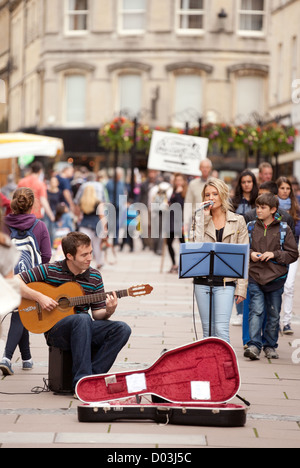 Artisti di strada - un chitarrista e cantante di eseguire sulle strade di bath Somerset REGNO UNITO Foto Stock