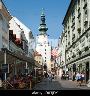 Michalska Street e Saint Michael's Gate e Torre di Bratislava, la capitale della Slovacchia. Foto Stock