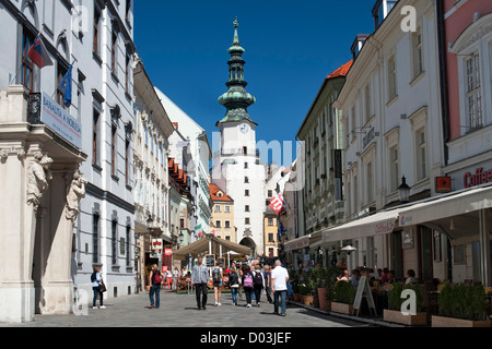 Michalska Street e Saint Michael's Gate e Torre di Bratislava, la capitale della Slovacchia. Foto Stock