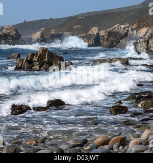 Le onde rompono sulla costa rocciosa. Garrapata State Park. Vista verso nord. Ingresso #7. California, US Foto Stock