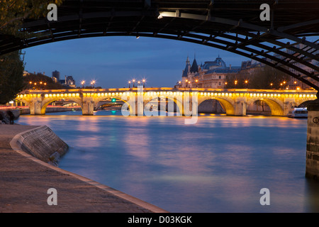 Twilight lungo il Fiume Senna con Pont Neuf e la Conciergerie, Parigi Francia Foto Stock