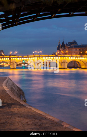 Twilight lungo il Fiume Senna con Pont Neuf e la Conciergerie, Parigi Francia Foto Stock