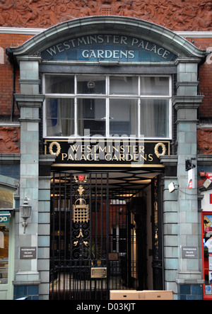 Il Palazzo di Westminster Giardini ingresso, blocco di dimora, artiglieria Row, Londra, Inghilterra, Regno Unito Foto Stock