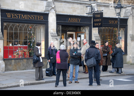 Le persone di fronte a Westminster Abbey Shop, Westminster, London, England, Regno Unito Foto Stock