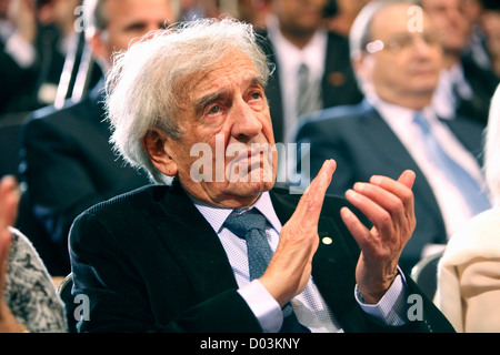 Elie Wiesel tubicini come presidente Barack Obama parla al Holocaust Museum in Washington DC il 23 aprile 2012 Foto Stock