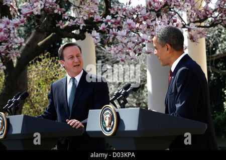 Il presidente Barack Obama e David Cameron, U.K. Il primo ministro, tenere una conferenza stampa nel giardino di rose. Marzo 14, 2012. Foto Stock