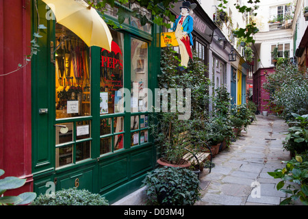 Un ombrello maker negozio nel passaggio de l'Ancre, de St-Martin - uno dei molti passaggi coperti, Les Marais, Parigi Francia Foto Stock