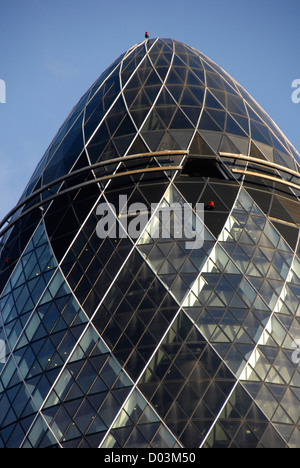 30 St Mary Axe, cetriolino Swiss Re Tower, il Quartiere Finanziario, City of London, Londra, Inghilterra, Gran Bretagna, Europa Foto Stock