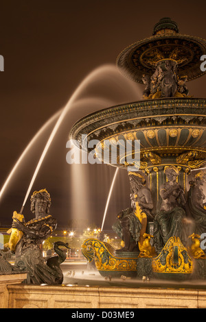 Fontaine des Mers - Fontana dei mari in Place de la Concorde, Paris Francia Foto Stock
