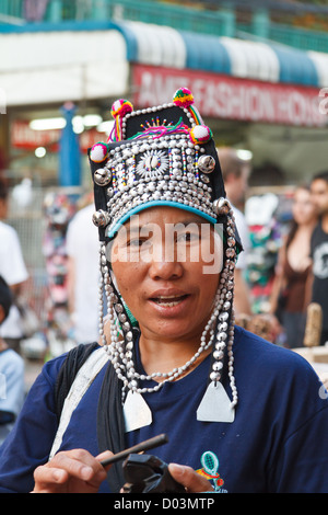 Venditore di souvenir con Costume tribale su Khaosan Road a Bangkok, in Thailandia Foto Stock