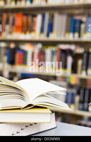 Libri e libri di testo mostrato in una scuola di Impostazione / regolazione della libreria (libro leganti sono realizzati su misura e non il diritto d'autore) Foto Stock