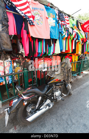 Strada tipica vita sulla Khaosan Road a Bangkok, in Thailandia Foto Stock