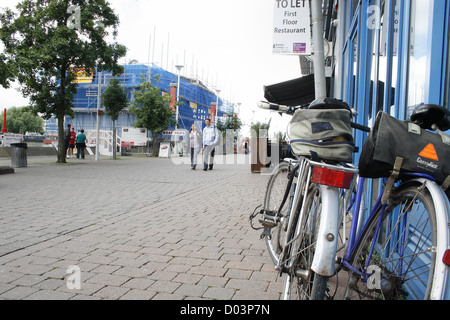 Biciclette appoggiata sulla finestra Brayford Wharf North Lincoln, Lincolnshire, England, Regno Unito Foto Stock