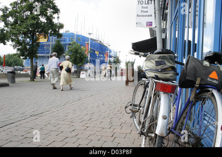 Biciclette appoggiata sulla finestra Brayford Wharf North Lincoln, Lincolnshire, England, Regno Unito Foto Stock