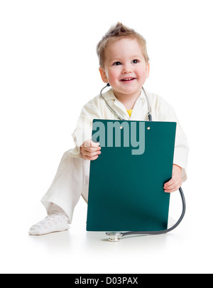 Kid o bambino che gioca medico con stetoscopio e appunti medico isolato studio shot Foto Stock