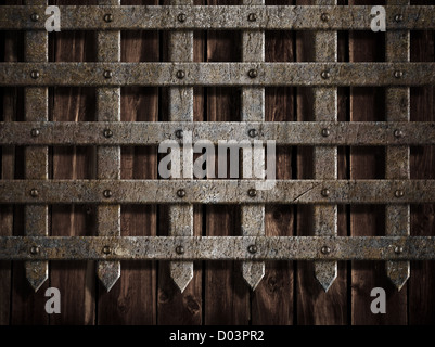Il castello medievale di parete o porta di metallo sullo sfondo Foto Stock