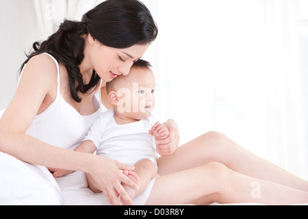 Momento di gara tra la madre e il bambino Foto Stock